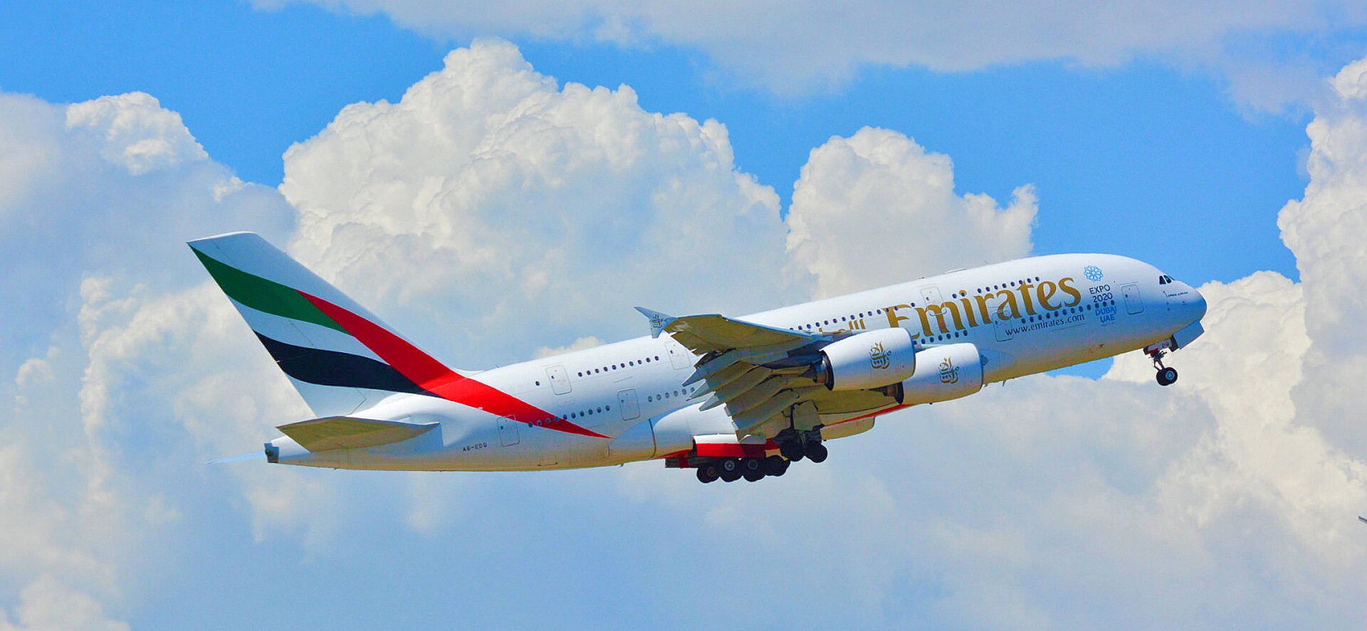 طائرة إيرباص A380 لطيران الإمارات تقلع نحو السماء